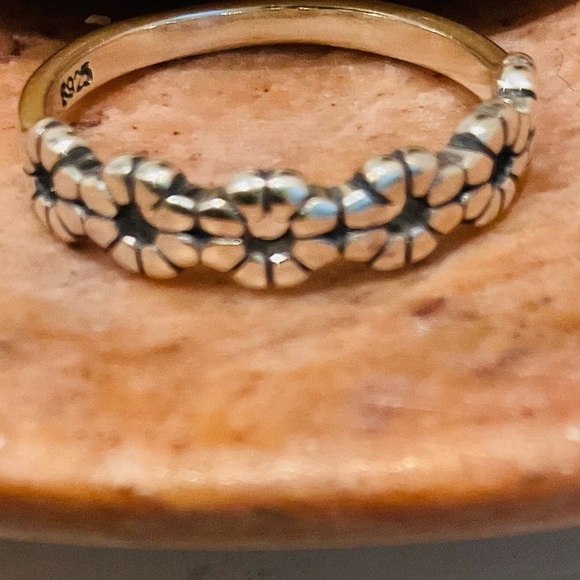 925 Sterling Silver Daisy Flower Ring - Picture 7 of 8